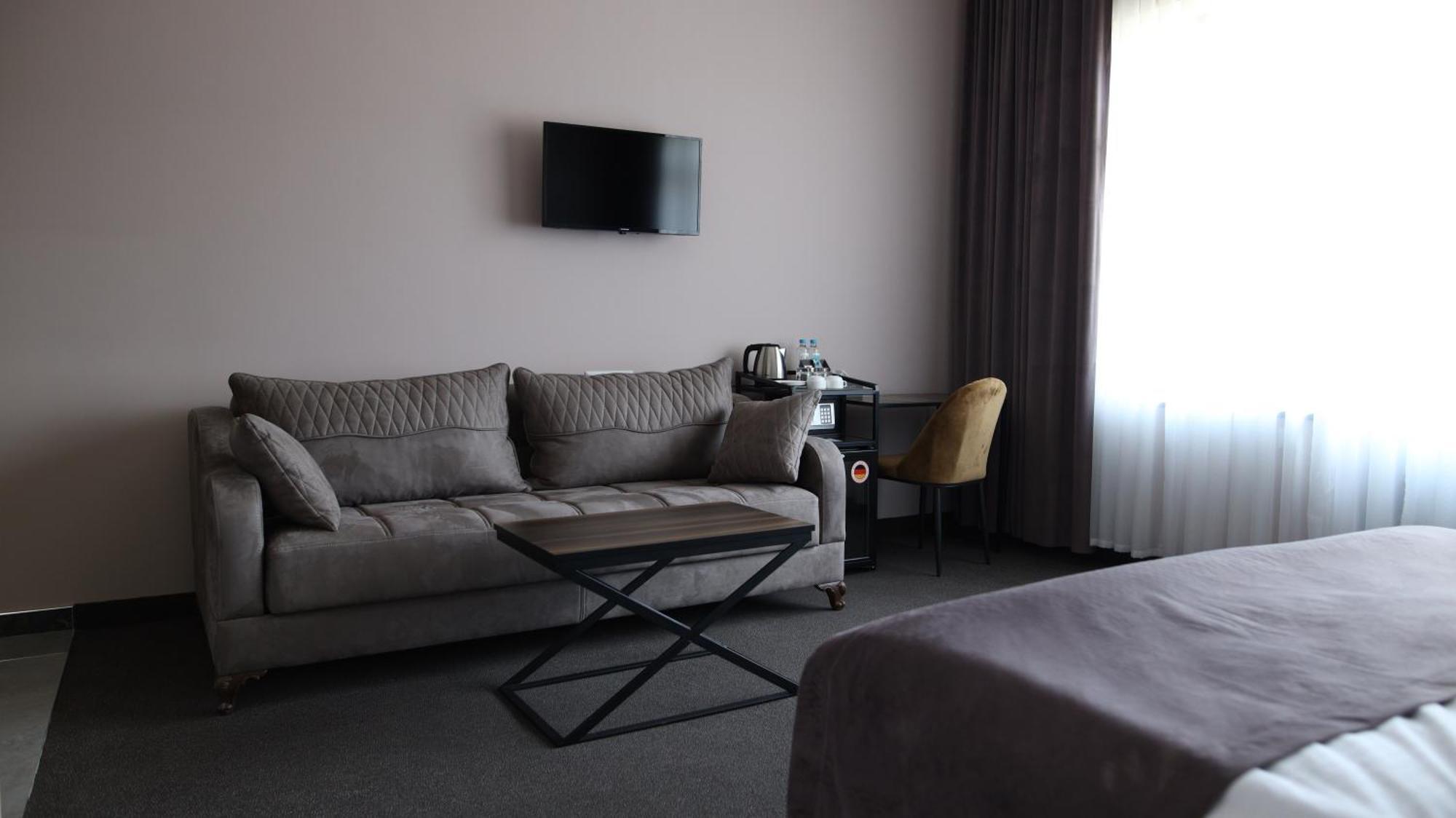 Bmg Hotel By Grigoryans Group Goris Eksteriør bilde