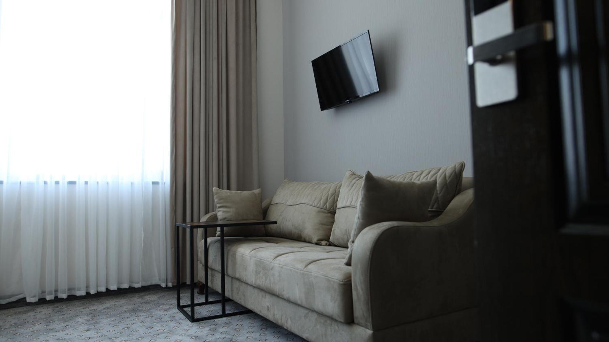 Bmg Hotel By Grigoryans Group Goris Eksteriør bilde